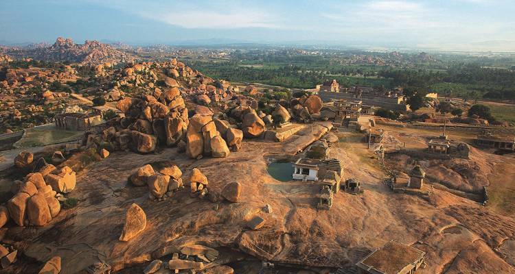 Luftaufnahme von felsigen Hügeln mit antiken Bauwerken.