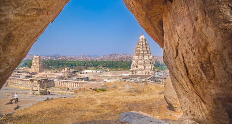 Blick auf einen Tempel, umrahmt von Felsformationen.
