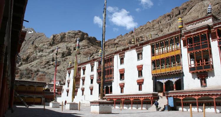 Traditionelles Kloster mit Bergkulisse
