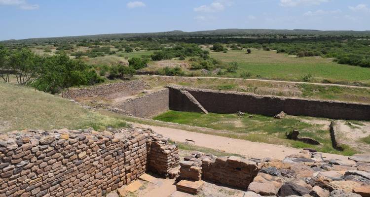 Ruïnes met uitzicht op het omringende weelderige landschap.