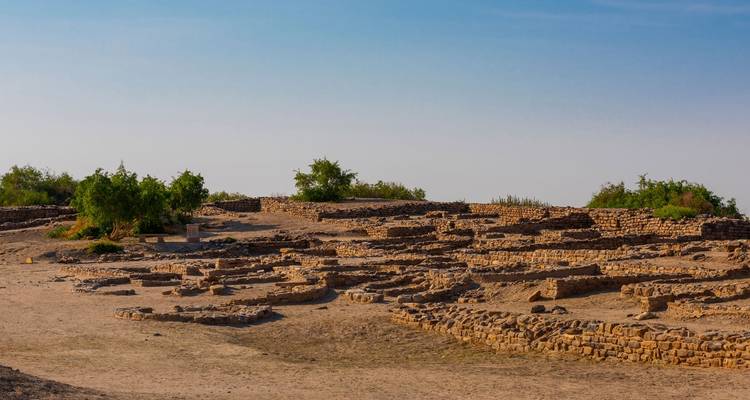 Archeologische ruïnes in een droog landschap.