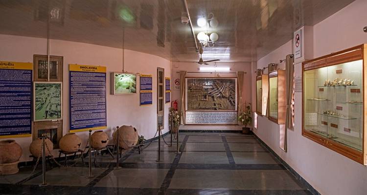 Intérieur de musée présentant des artefacts et des panneaux d'information