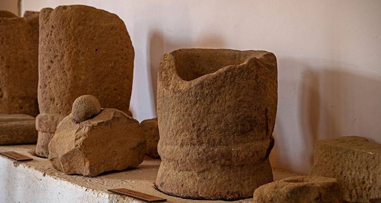 Une collection d'artefacts de pierre anciens à l'intérieur d'un musée