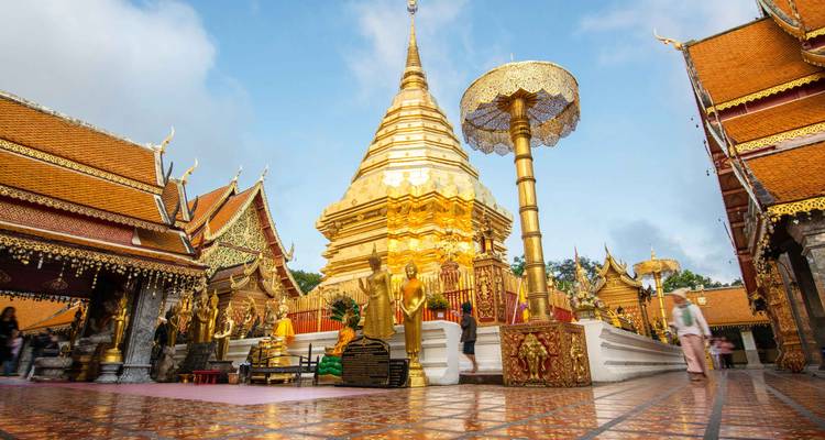 Die goldene Spitze von Wat Phra That Doi Suthep glänzt in einem kunstvollen Tempelinnenhof.