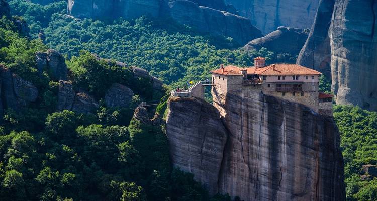 Klooster gebouwd op een steile rotsformatie.