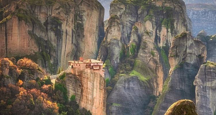 Schilderachtig uitzicht op een klooster op een steile klif omgeven door weelderig landschap.