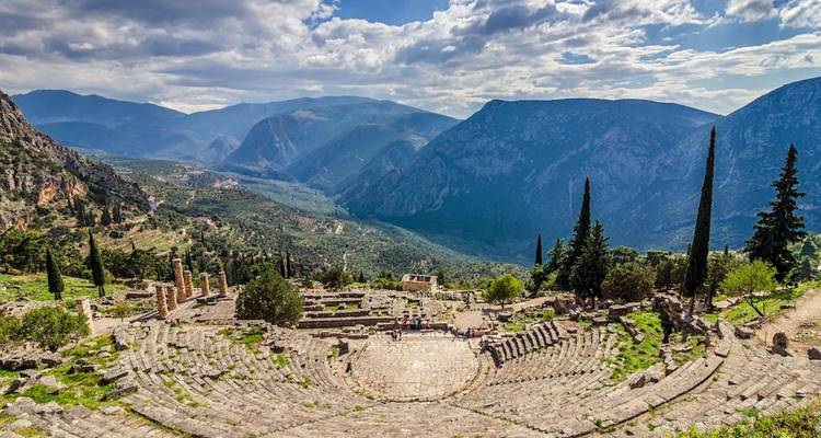 Amphithéâtre antique avec des montagnes en arrière-plan.