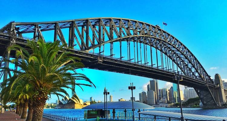 Sydney Harbour Bridge met het Opera House op de achtergrond.