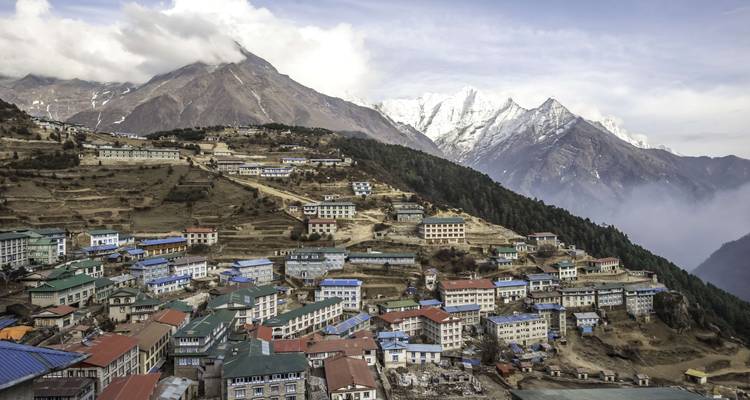 Bergdorf mit Terrassenhäusern in Nepal.