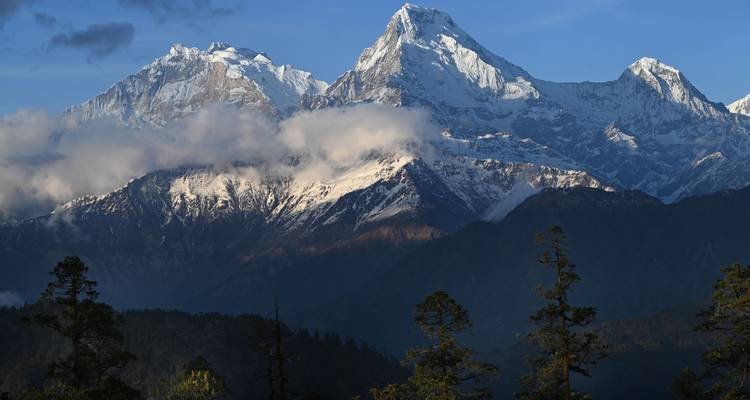 Prachtig uitzicht op met sneeuw bedekte bergen met een heldere blauwe lucht.