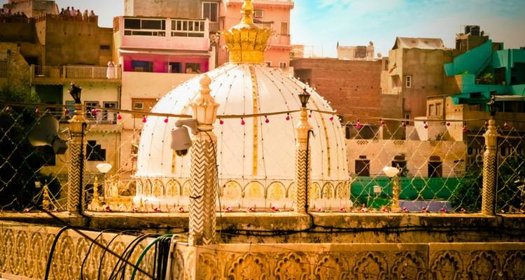 Gros plan d'un dôme avec les bâtiments environnants.