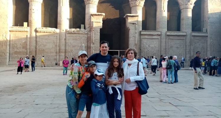 Familie voor de tempel met historische inscripties.