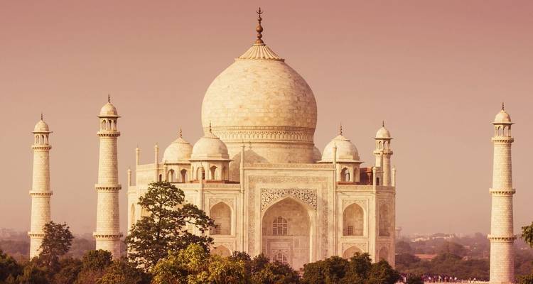 Taj Mahal, berühmtes weißes Marmormausoleum in Agra bei Sonnenuntergang.