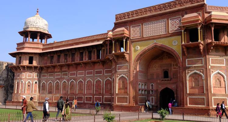 Fatehpur Sikri, eine historische Festung aus rotem Sandstein in Indien mit Touristen.