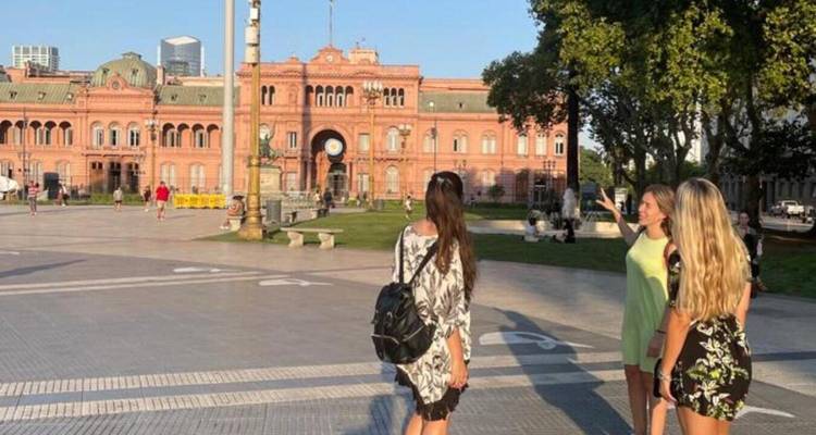 Un groupe de personnes devant le bâtiment gouvernemental rose, Casa Rosada, à Buenos Aires, Argentine.