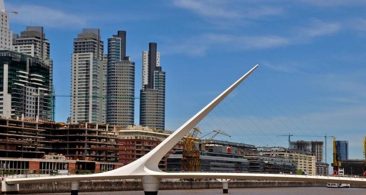 Vista de edificios modernos y el Puente de la Mujer en Buenos Aires.