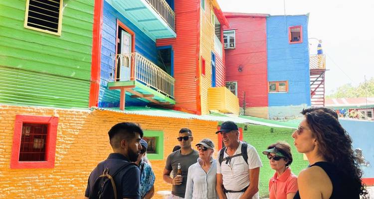 Groupe de touristes observant des bâtiments colorés.