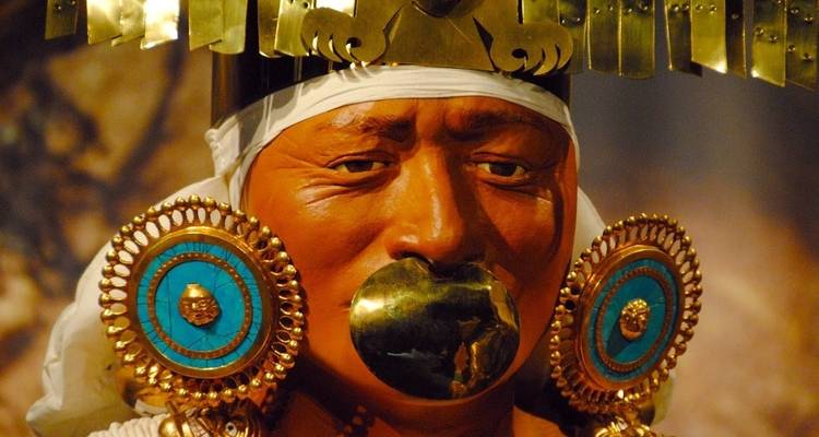 Vertoning van ingewikkelde oude sieraden met een menselijke sculptuur die ze draagt.