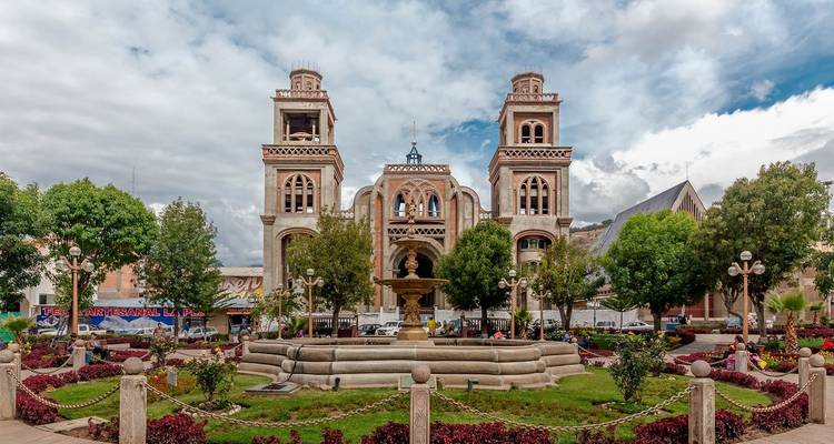 Stadtplatz mit markanter Kirche und zentralem Brunnen.
