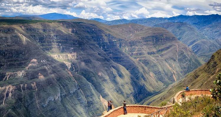 Menschen stehen an einem Aussichtspunkt mit weitläufigem Blick auf die Schlucht.