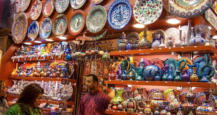 Kleurrijke keramiek en toeristen op een markt.