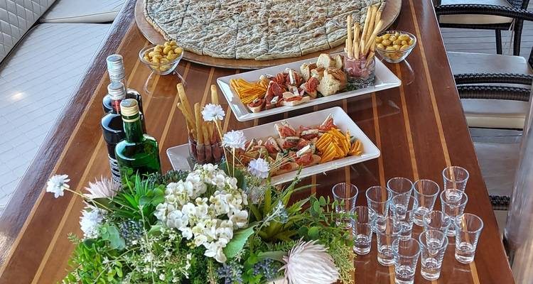 Ein Tischgedeck mit verschiedenen Vorspeisen und Getränkegläsern.