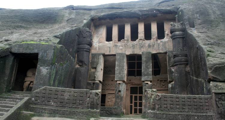 Geschnitzte Fassade von antiken in Fels gehauenen Höhlen.