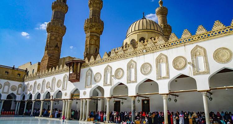 Al-Azhar-Moschee mit Besuchern davor.