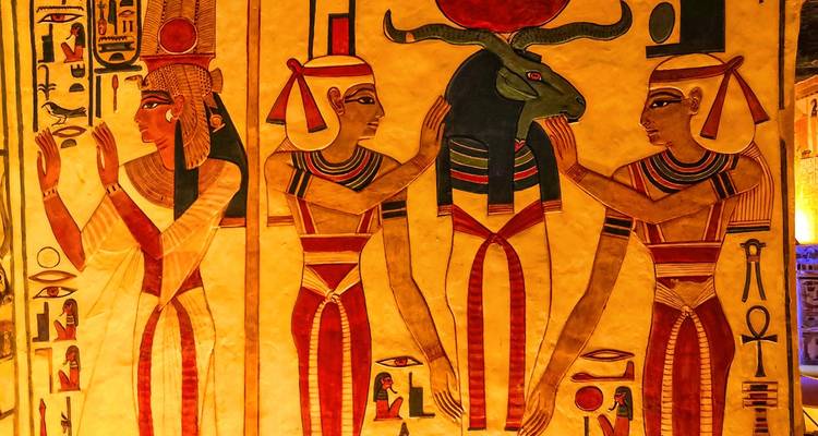 Farbenfrohe ägyptische Wandmalerei, die antike Figuren und Hieroglyphen darstellt.