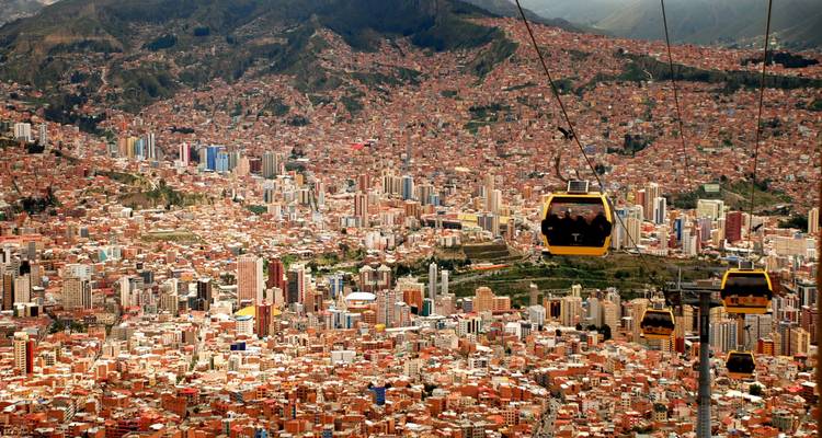 Teleféricos sobre un paisaje urbano extenso.