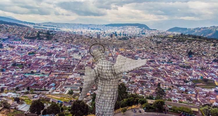 Panoramablick auf eine Stadt mit einer großen Engelsstatue.