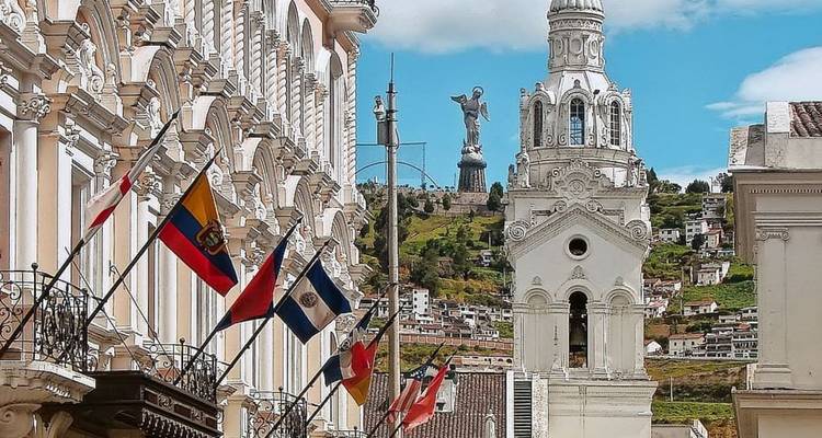 Straße mit Flaggen und einer großen Statue in der Ferne.