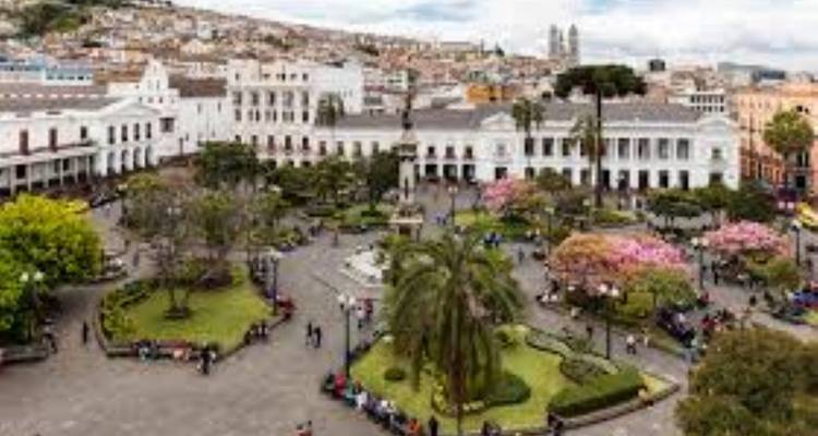 Städtischer Platz mit Gärten und historischen Gebäuden.