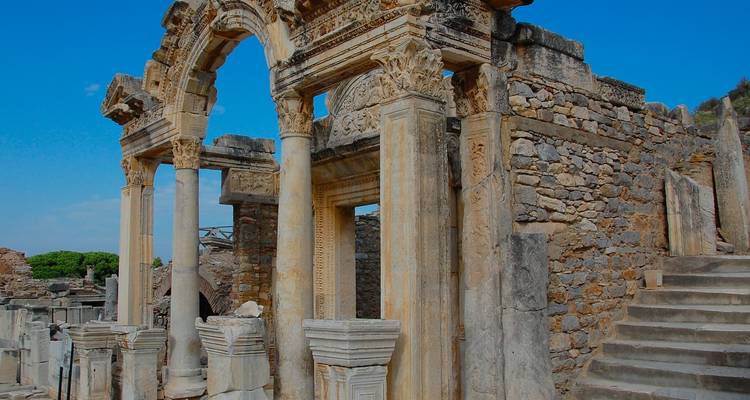 Ruinen antiker Steinarchitektur unter einem klaren blauen Himmel.