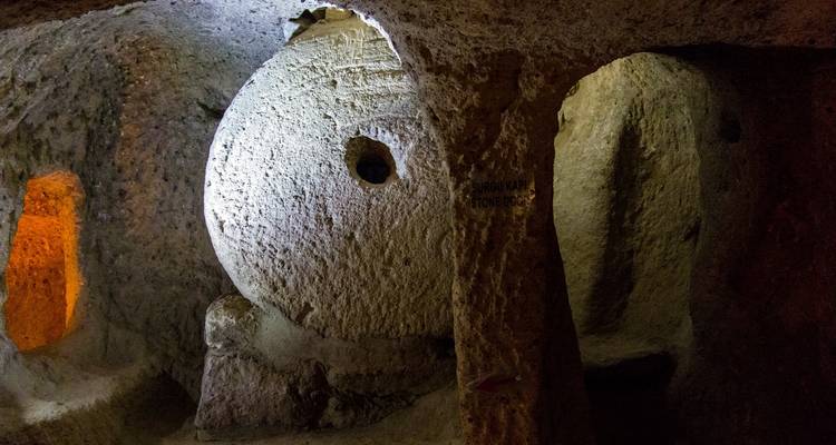 Inneres einer antiken unterirdischen Stadt mit Steinmetzarbeiten.