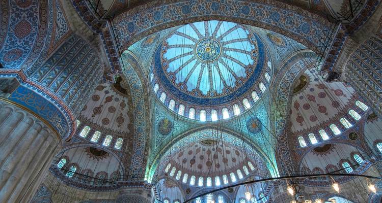 Kunstvolles Inneres einer Moscheekuppel.