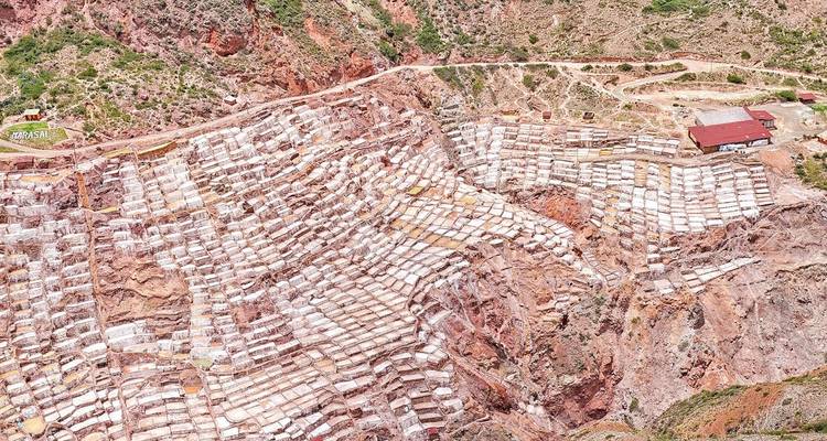 Zoutpannen verspreid over een rotsachtige heuvel.