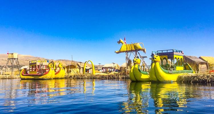 Drijvende eilanden met levendige boten en structuren.