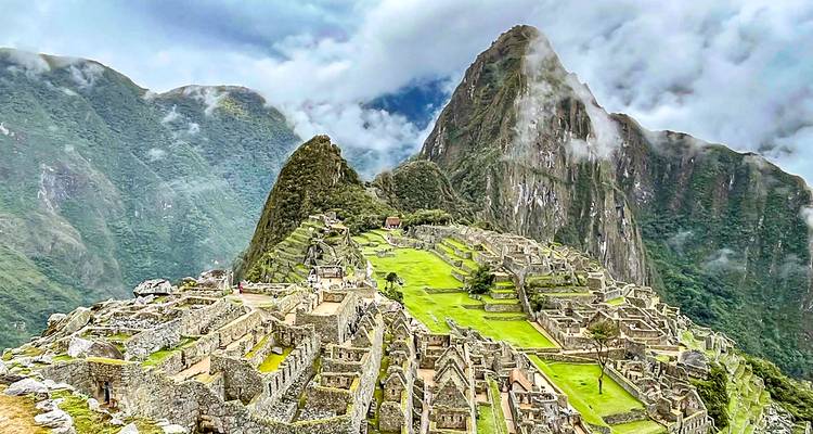 Overzicht van Machu Picchu in de wolken.