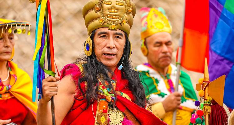 Festival met mensen in traditionele Inca-klederdracht.