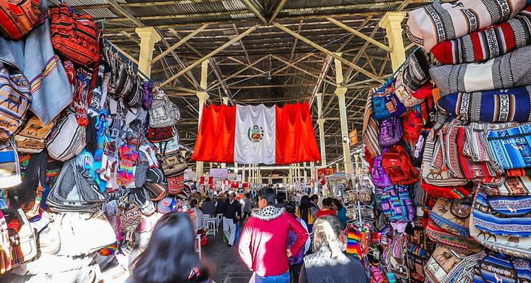 In een levendige Peruaanse markt met kleurrijke textiel en een Peruaanse vlag.