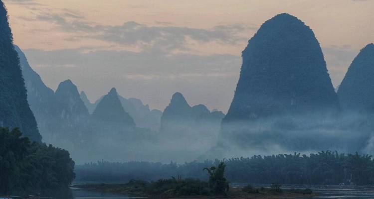 Mistige bergen en rivierlandschap