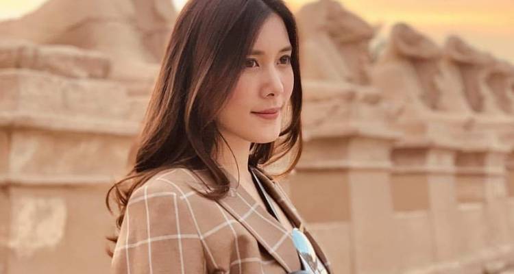 Eine Frau, die in der Nähe von Steinstatuen steht.