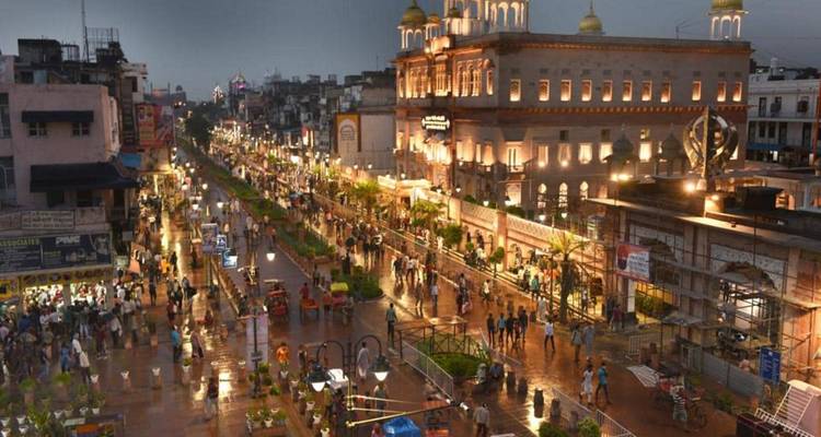 Calle concurrida en una ciudad india por la noche