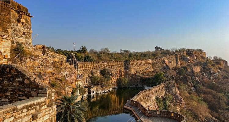 Ruinas de fuerte con un cuerpo de agua y vista del paisaje