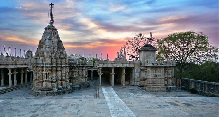 Complejo de templos antiguos al atardecer