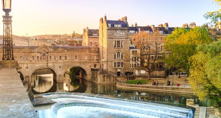 Puente Pulteney en Bath con río y edificios de piedra.