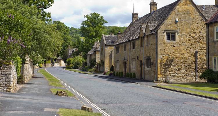 Rustige straat in een Cotswold-dorp omringd door stenen gebouwen