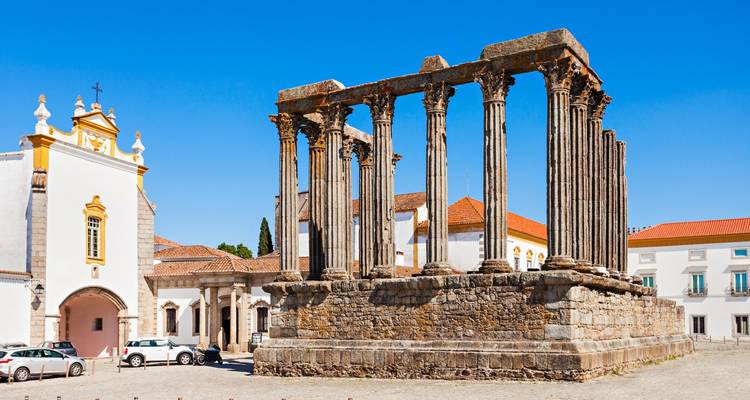 Romeinse tempelruïnes op een historisch plein in Évora.