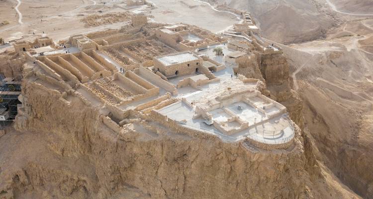 Luchtfoto van de vesting Masada in de woestijn.
